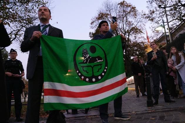 October 6, 2026, Warsaw, Masovian Voivodeship, Poland: Protesters hold a pro-independence flag (Ichkeria) of Chechnya during a demonstration outside the US Embassy in Warsaw protesting the humanitarian crisis in Russian-occupied Oleshky. The protest was organized by Poland s Ukrainian diaspora as an appeal to Ukraine s international partners to step up diplomatic efforts to support civilians trapped in Oleshky with humanitarian aid and the possibility of evacuation. Warsaw Poland  - ZUMAk204 20261006_zip_k204_015 Copyright: xRomanxKozielx