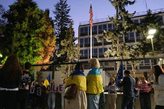 October 6, 2026, Warsaw, Masovian Voivodeship, Poland: Protesters draped in Ukrainian flags stand during a demonstration outside the US Embassy in Warsaw protesting the humanitarian crisis in Russian-occupied Oleshky. The protest was organized by Poland s Ukrainian diaspora as an appeal to Ukraine s international partners to step up diplomatic efforts to support civilians trapped in Oleshky with humanitarian aid and the possibility of evacuation. Warsaw Poland  - ZUMAk204 20261006_zip_k204_019 Copyright: xRomanxKozielx