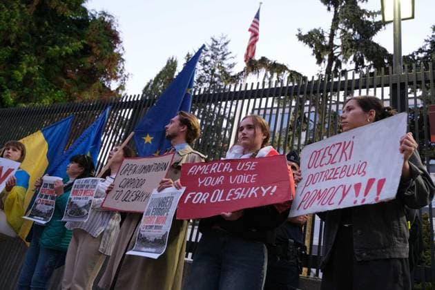 October 6, 2026, Warsaw, Masovian Voivodeship, Poland: Protesters hold placards calling for international humanitarian action during a demonstration outside the US Embassy in Warsaw protesting the humanitarian crisis in Russian-occupied Oleshky. The protest was organized by Poland s Ukrainian diaspora as an appeal to Ukraine s international partners to step up diplomatic efforts to support civilians trapped in Oleshky with humanitarian aid and the possibility of evacuation. Warsaw Poland - ZUMAk204 20261006_zip_k204_011 Copyright: xRomanxKozielx