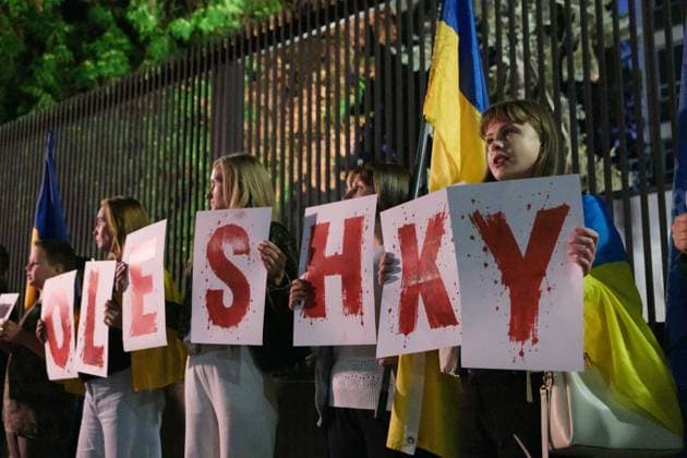 October 6, 2026, Warsaw, Masovian Voivodeship, Poland: Protesters hold placards that spell out Oleshky during a demonstration outside the US Embassy in Warsaw protesting the humanitarian crisis in Russian-occupied Oleshky. The protest was organized by Poland s Ukrainian diaspora as an appeal to Ukraine s international partners to step up diplomatic efforts to support civilians trapped in Oleshky with humanitarian aid and the possibility of evacuation. Warsaw Poland  - ZUMAk204 20261006_zip_k204_023 Copyright: xRomanxKozielx