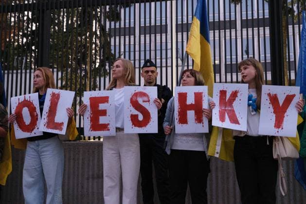 October 6, 2026, Warsaw, Masovian Voivodeship, Poland: Protesters hold placards that spell out Oleshky during a demonstration outside the US Embassy in Warsaw protesting the humanitarian crisis in Russian-occupied Oleshky. The protest was organized by Poland s Ukrainian diaspora as an appeal to Ukraine s international partners to step up diplomatic efforts to support civilians trapped in Oleshky with humanitarian aid and the possibility of evacuation. Warsaw Poland - ZUMAk204 20261006_zip_k204_013 Copyright: xRomanxKozielx