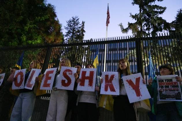 October 6, 2026, Warsaw, Masovian Voivodeship, Poland: Protesters hold placards that spell out Oleshky during a demonstration outside the US Embassy in Warsaw protesting the humanitarian crisis in Russian-occupied Oleshky. The protest was organized by Poland s Ukrainian diaspora as an appeal to Ukraine s international partners to step up diplomatic efforts to support civilians trapped in Oleshky with humanitarian aid and the possibility of evacuation. Warsaw Poland - ZUMAk204 20261006_zip_k204_018 Copyright: xRomanxKozielx