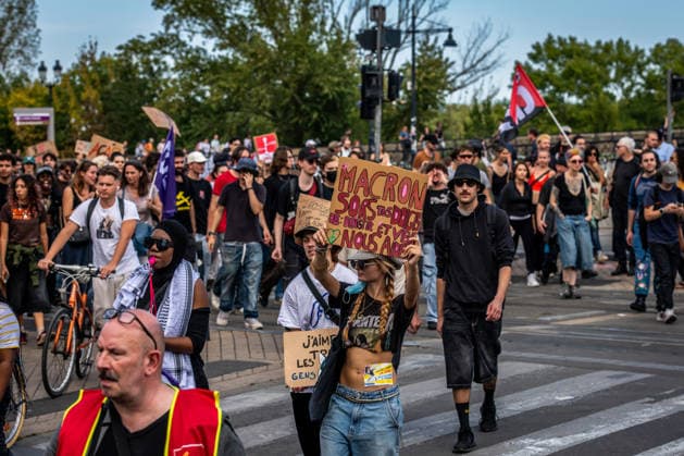 October 6, 2026, Bordeaux, Nouvelle-Aquitaine, France: On October 6, 2026, nearly 9,000 people march through Bordeaux. Initially called around social demands, the demonstration takes on a strong high school student character as large numbers of young people join. Bordeaux France - ZUMAh207 20261006_zip_h207_005 Copyright: xFabricexHebertx