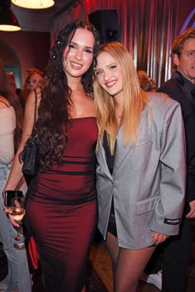 Vanessa Borck mit Freundin Lara Denona bei der COKE LIGHT EXPERIENCE X BRUCE DARNELL im Borchardt in Berlin am 06.10.2026