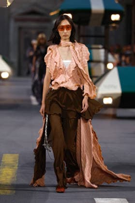 (261006) -- PARIS, Oct. 6, 2026 -- A model presents a creation from the Womenswear Spring Summer 2027 collections by Louis Vuitton during the Paris Fashion Week, in Paris, France, Oct. 6, 2026. (MeetEurope Handout via Xinhua) FRANCE-PARIS-FASHION WEEK-LOUIS VUITTON XinxHuashefa 