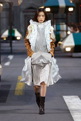 (261006) -- PARIS, Oct. 6, 2026 -- A model presents a creation from the Womenswear Spring Summer 2027 collections by Louis Vuitton during the Paris Fashion Week, in Paris, France, Oct. 6, 2026. (MeetEurope Handout via Xinhua) FRANCE-PARIS-FASHION WEEK-LOUIS VUITTON XinxHuashefa 