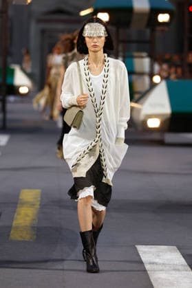 (261006) -- PARIS, Oct. 6, 2026 -- A model presents a creation from the Womenswear Spring Summer 2027 collections by Louis Vuitton during the Paris Fashion Week, in Paris, France, Oct. 6, 2026. (MeetEurope Handout via Xinhua) FRANCE-PARIS-FASHION WEEK-LOUIS VUITTON XinxHuashefa 