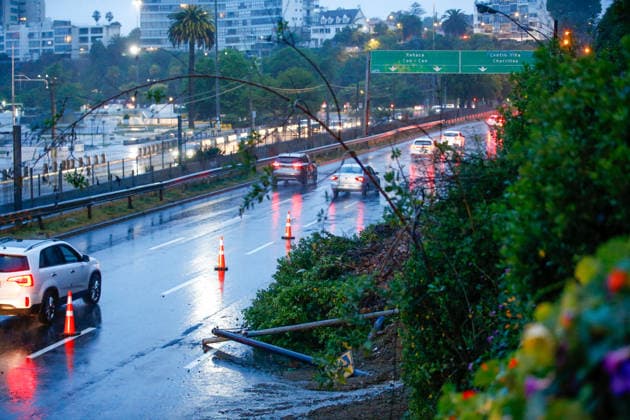 Vina del Mar, October 6, 2026 A landslide of earth and rocks affected Avenida Espana, between the Capuchinos Bridge and Caleta Abarca, caused by the severe weather system affecting the region. The landslide has closed a road to vehicular traffic. Manuel Lema Aton Chile, Vina del Mar, Chile Aton 1197162  Copyright: MANUELxLEMA ATONxCHILE