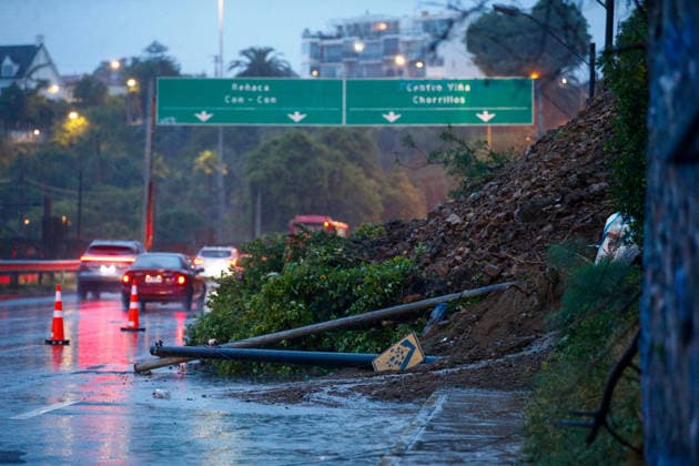 Vina del Mar, October 6, 2026 A landslide of earth and rocks affected Avenida Espana, between the Capuchinos Bridge and Caleta Abarca, caused by the severe weather front affecting the region. The landslide has closed a road to vehicular traffic. Manuel Lema Aton Chile, Vina del Mar, Chile Aton 1197166  Copyright: MANUELxLEMA ATONxCHILE