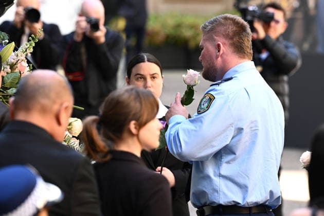 MIA LAY FUNERAL, Daniel Vasquez the partner of Mia Lay places a rose on her casket following the funeral service for NSW Police Constable Mia Lay at St Andrew s Cathedral, in Sydney, Wednesday, October 7, 2026. Constable Mia Lay, 20, died when the marked vehicle she was a passenger in crashed into a tree early on September 25 in the Sydney suburb of Redfern. ( NO ARCHIVING SYDNEY NEW SOUTH WALES Australia  Copyright: xDANxHIMBRECHTSx 20261007168108294918