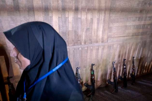 Urban Warfare Training For Iran s Female Self-sacrificing Forces A member of Iran s female self-sacrificing forces stands beside AK-47 rifles after taking part in urban warfare training at a city-square military training camp in southern Tehran, Iran, on October 6, 2026, amid rising tensions between Iran and the United States. Tehran Tehran Iran  Copyright: xMortezaxNikoubazlx originalFilename: nikoubazl-urbanwar261006_np7CB.jpg