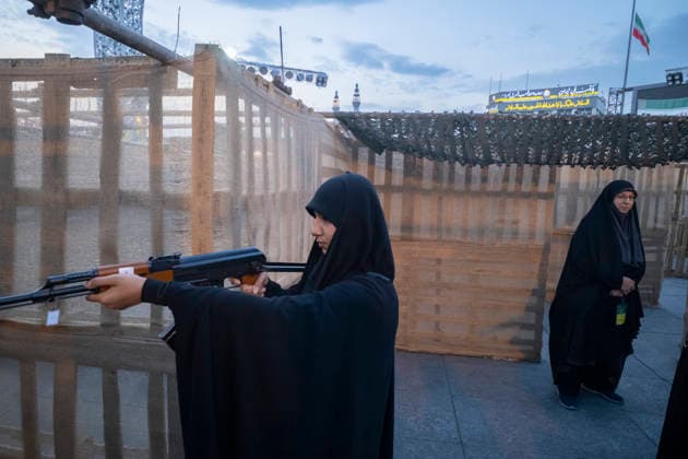 Urban Warfare Training For Iran s Female Self-sacrificing Forces A member of Iran s female self-sacrificing forces holds an AK-47 rifle as she takes part in urban warfare training at a city-square military training camp in southern Tehran, Iran, on October 6, 2026, amid rising tensions between Iran and the United States. Tehran Tehran Iran  Copyright: xMortezaxNikoubazlx originalFilename: nikoubazl-urbanwar261006_npcid.jpg