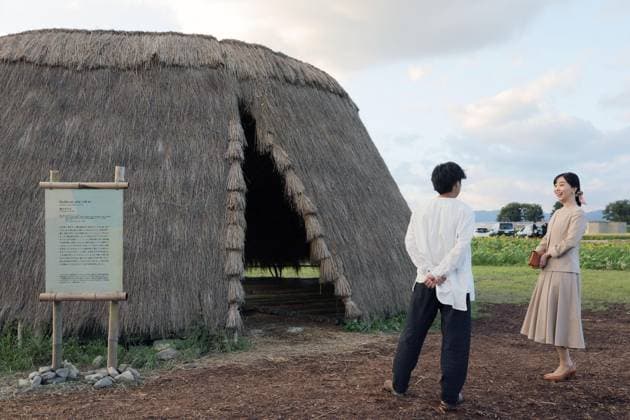 Princess Kako in Kyoto Pref. Japanese Princess Kako (R) looks at a straw hut built by a man (L) as an artwork in a park in Kameyama in Kyoto Prefecture, western Japan, on Oct. 6, 2026. (Pool photo)  A14AA0005630346P