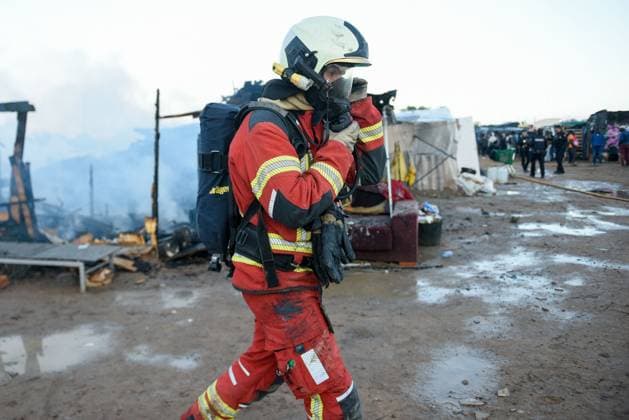 A fire in a shantytown in Albacete affects several shacks. A firefighter works to extinguish the fire on October 7, 2026, in Albacete, Castilla-La Mancha, Spain. A fire in the settlement along the Carretera de las Penas has prompted the Albacete Fire Department to respond; they are working to extinguish the blaze and prevent it from spreading. October 7, 2026. Víctor Ferná. Albacete, Castile-La Mancha Albacete, Castile-La Mancha, Spain  Copyright: xVictorxFernandezx 7825571