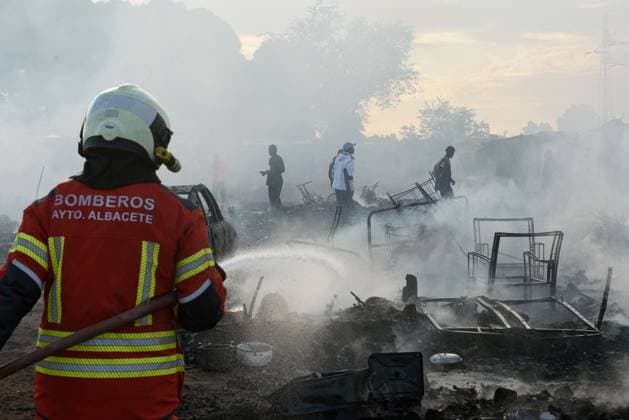A fire in a shantytown in Albacete affects several shacks. A firefighter works to extinguish the fire on October 7, 2026, in Albacete, Castilla-La Mancha, Spain. A fire in the settlement along the Carretera de las Penas has mobilized the Albacete Fire Department, which is working to extinguish the blaze and prevent it from spreading. October 7, 2026. Víctor Ferná. Albacete, Castile-La Mancha Albacete, Castile-La Mancha, Spain  Copyright: xVictorxFernandezx 7825596