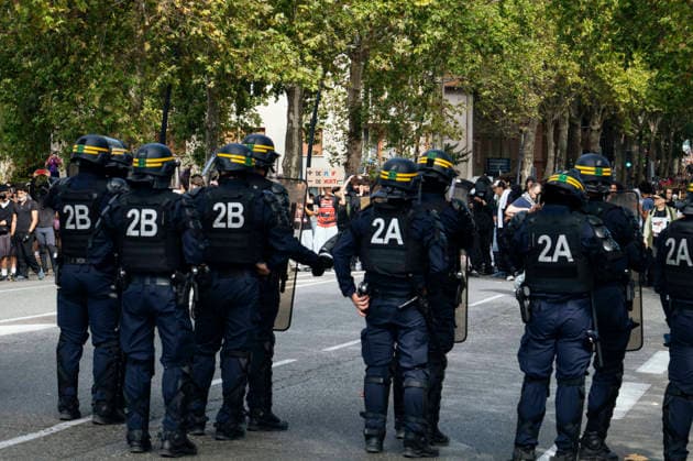 High School And University Student Protest - Toulouse A placard reading - More Teachers – Fewer Deaths, with CRS officers seen from behind in the foreground. Protests by secondary school pupils and students calling for improvements to their living and learning conditions, supported by the trade unions CGT, FO, FSU and Solidaires. France, Toulouse, 6 October 2026. Photo by Patricia Huchot-Boissier AbacaPress.com. Toulouse OCCITANIE France  Copyright: xHuchot-BoissierxPatricia ABACAx