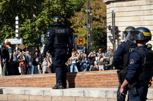 High School And University Student Protest - Toulouse CRS officers at the end of a demonstration. Protests by secondary school pupils and students calling for improvements to their living and learning conditions, supported by the trade unions CGT, FO, FSU and Solidaires. France, Toulouse, 6 October 2026. Photo by Patricia Huchot-Boissier AbacaPress.com. Toulouse OCCITANIE France  Copyright: xHuchot-BoissierxPatricia ABACAx