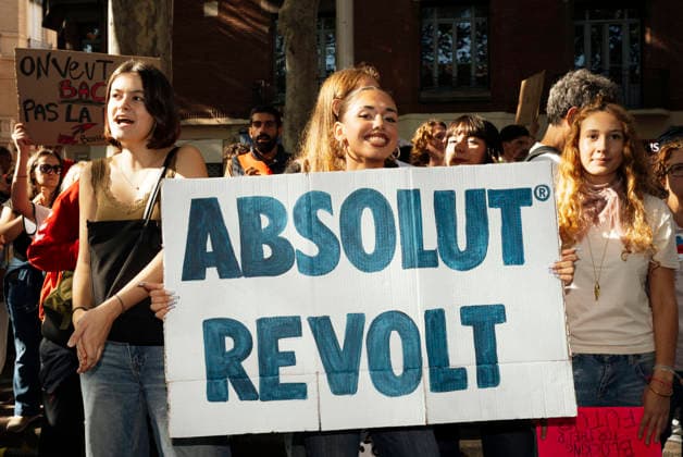 High School And University Student Protest - Toulouse A protester holding a placard – Absolut revolt. Protests by secondary school pupils and students calling for improvements to their living and learning conditions, supported by the trade unions CGT, FO, FSU and Solidaires. France, Toulouse, 6 October 2026. Photo by Patricia Huchot-Boissier AbacaPress.com. Toulouse OCCITANIE France  Copyright: xHuchot-BoissierxPatricia ABACAx