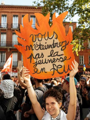 High School And University Student Protest - Toulouse A placart in the shape of a flame – You shall not extinguish the fire of youth. Protests by secondary school pupils and students calling for improvements to their living and learning conditions, supported by the trade unions CGT, FO, FSU and Solidaires. France, Toulouse, 6 October 2026. Photo by Patricia Huchot-Boissier AbacaPress.com. Toulouse OCCITANIE France  Copyright: xHuchot-BoissierxPatricia ABACAx
