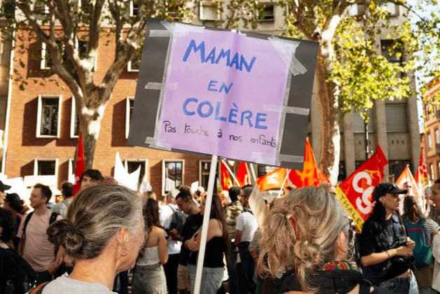 High School And University Student Protest - Toulouse A placard - Angry Mum - Hands off our children. Protests by secondary school pupils and students calling for improvements to their living and learning conditions, supported by the trade unions CGT, FO, FSU and Solidaires. France, Toulouse, 6 October 2026. Photo by Patricia Huchot-Boissier AbacaPress.com. Toulouse OCCITANIE France  Copyright: xHuchot-BoissierxPatricia ABACAx