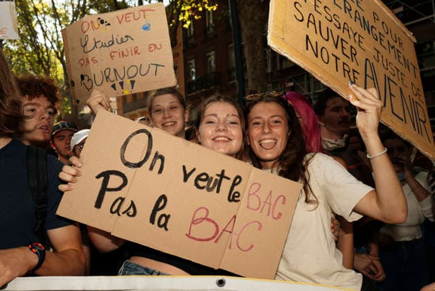High School And University Student Protest - Toulouse Three schoolgirls holding placards – We want the BAC, not the BAC – We want to study, not end up burnt out. School pupils holding placards – A timetable busier than Marine s locker – Fuck the cops, long live the stoners. Protests by secondary school pupils and students calling for improvements to their living and learning conditions, supported by the trade unions CGT, FO, FSU and Solidaires. France, Toulouse, 6 October 2026. Photo by Patricia Huchot-Boissier AbacaPress.com. Toulouse OCCITANIE France  Copyright: xHuchot-BoissierxPatricia ABACAx