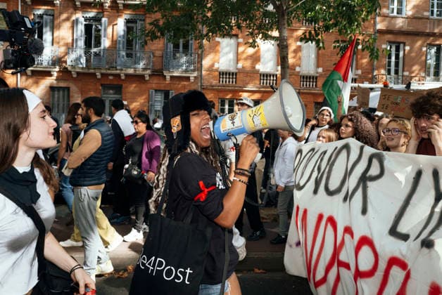 High School And University Student Protest - Toulouse A schoolgirl with a megaphone at the front of the procession. Protests by secondary school pupils and students calling for improvements to their living and learning conditions, supported by the trade unions CGT, FO, FSU and Solidaires. France, Toulouse, 6 October 2026. Photo by Patricia Huchot-Boissier AbacaPress.com. Toulouse OCCITANIE France  Copyright: xHuchot-BoissierxPatricia ABACAx