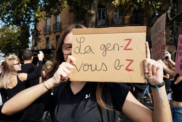 High School And University Student Protest - Toulouse A protester holding a placard – La Gen-Z vous bZ. Protests by secondary school pupils and students calling for improvements to their living and learning conditions, supported by the trade unions CGT, FO, FSU and Solidaires. France, Toulouse, 6 October 2026. Photo by Patricia Huchot-Boissier AbacaPress.com. Toulouse OCCITANIE France  Copyright: xHuchot-BoissierxPatricia ABACAx