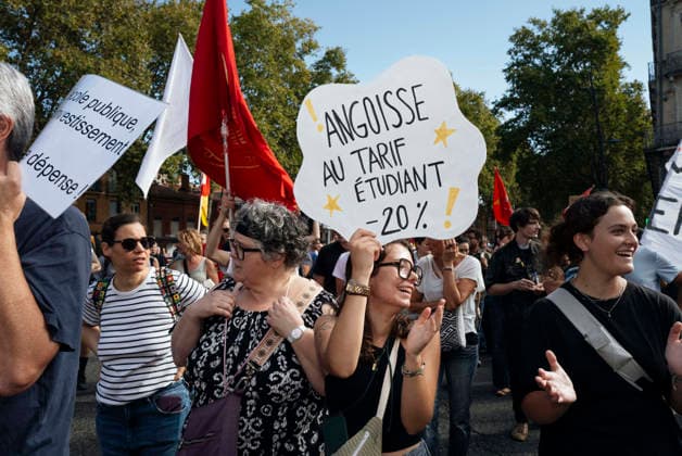 High School And University Student Protest - Toulouse A protester holding a placard – Anxiety at student rates – 20 per cent. Protests by secondary school pupils and students calling for improvements to their living and learning conditions, supported by the trade unions CGT, FO, FSU and Solidaires. France, Toulouse, 6 October 2026. Photo by Patricia Huchot-Boissier AbacaPress.com. Toulouse OCCITANIE France  Copyright: xHuchot-BoissierxPatricia ABACAx