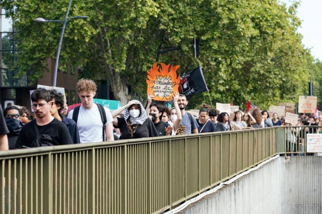 High School And University Student Protest - Toulouse A placart in the shape of a flame – You shall not extinguish the fire of youth. Protests by secondary school pupils and students calling for improvements to their living and learning conditions, supported by the trade unions CGT, FO, FSU and Solidaires. France, Toulouse, 6 October 2026. Photo by Patricia Huchot-Boissier AbacaPress.com. Toulouse OCCITANIE France  Copyright: xHuchot-BoissierxPatricia ABACAx