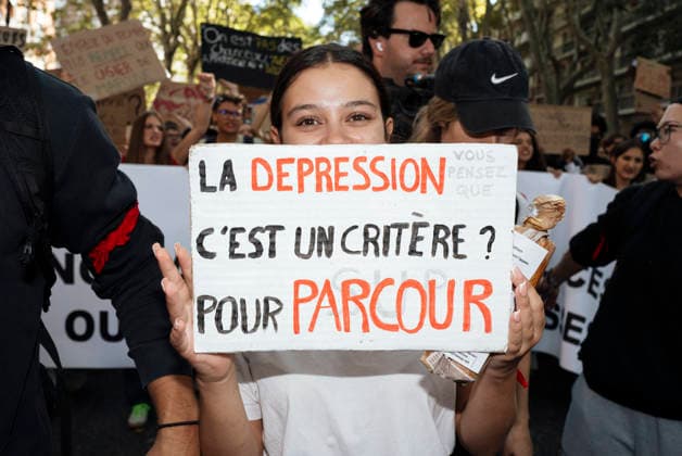 High School And University Student Protest - Toulouse A student holding a placard – Do you think depression counts as a criterion? - For Parcoursup. Protests by secondary school pupils and students calling for improvements to their living and learning conditions, supported by the trade unions CGT, FO, FSU and Solidaires. France, Toulouse, 6 October 2026. Photo by Patricia Huchot-Boissier AbacaPress.com. Toulouse OCCITANIE France  Copyright: xHuchot-BoissierxPatricia ABACAx
