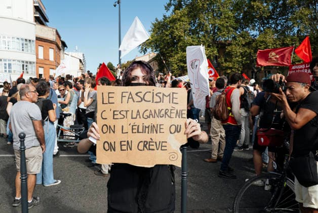 High School And University Student Protest - Toulouse A protester holding a placard – Fascism is a cancer; we must root it out or we’ll perish. Protests by secondary school pupils and students calling for improvements to their living and learning conditions, supported by the trade unions CGT, FO, FSU and Solidaires. France, Toulouse, 6 October 2026. Photo by Patricia Huchot-Boissier AbacaPress.com. Toulouse OCCITANIE France  Copyright: xHuchot-BoissierxPatricia ABACAx