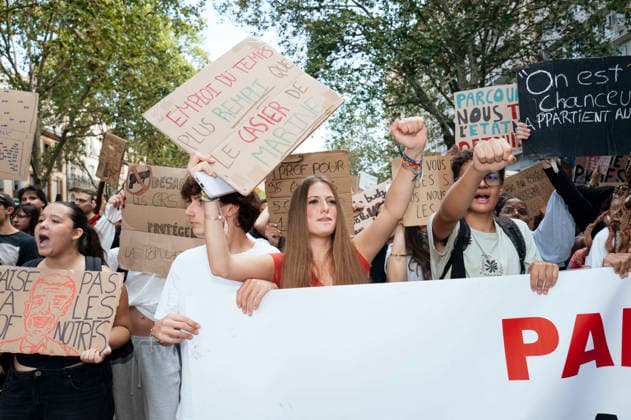 High School And University Student Protest - Toulouse A schoolgirl holding placards – her timetable is busier than Marine s locker – with her fist raised. Protests by secondary school pupils and students calling for improvements to their living and learning conditions, supported by the trade unions CGT, FO, FSU and Solidaires. France, Toulouse, 6 October 2026. Photo by Patricia Huchot-Boissier AbacaPress.com. Toulouse OCCITANIE France  Copyright: xHuchot-BoissierxPatricia ABACAx