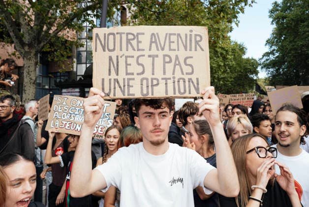 High School And University Student Protest - Toulouse A secondary school pupil holding a placard – Our future is not an option. Protests by secondary school pupils and students calling for improvements to their living and learning conditions, supported by the trade unions CGT, FO, FSU and Solidaires. France, Toulouse, 6 October 2026. Photo by Patricia Huchot-Boissier AbacaPress.com. Toulouse OCCITANIE France  Copyright: xHuchot-BoissierxPatricia ABACAx