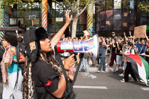 High School And University Student Protest - Toulouse A schoolgirl with a megaphone in the foreground, with the procession of schoolchildren behind the banner in the background, bearing the slogan - No to the struggle for places, yes to the class struggle. Protests by secondary school pupils and students calling for improvements to their living and learning conditions, supported by the trade unions CGT, FO, FSU and Solidaires. France, Toulouse, 6 October 2026. Photo by Patricia Huchot-Boissier AbacaPress.com. Toulouse OCCITANIE France  Copyright: xHuchot-BoissierxPatricia ABACAx