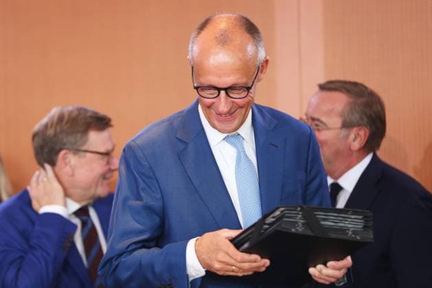 Berlin, Deutschland, 07.10.2026: Bundeskanzleramt: 61. Kabinettssitzung: Bundeskanzler Friedrich Merz (CDU) kommt an, hinter ihm Bundesminister des Auswärtigen Johann Wadephul (CDU) und Bundesminister der Verteidigung Boris Pistorius (SPD) Copyright: xdtsxNachrichtenagenturx dts_137476