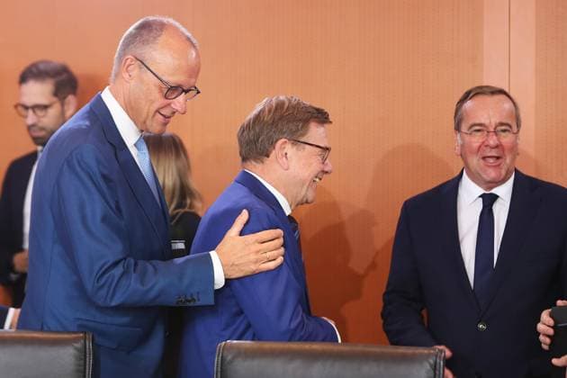 Berlin, Deutschland, 07.10.2026: Bundeskanzleramt: 61. Kabinettssitzung: Bundeskanzler Friedrich Merz (CDU) kommt an, rechts daneben Bundesminister des Auswärtigen Johann Wadephul (CDU) und Bundesminister der Verteidigung Boris Pistorius (SPD) Copyright: xdtsxNachrichtenagenturx dts_137477