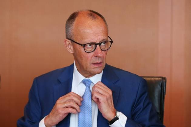 Berlin, Deutschland, 07.10.2026: Bundeskanzleramt: 61. Kabinettssitzung: Bundeskanzler Friedrich Merz (CDU) richtet zu Beginn der Sitzung seine Krawatte. Copyright: xdtsxNachrichtenagenturx dts_137482