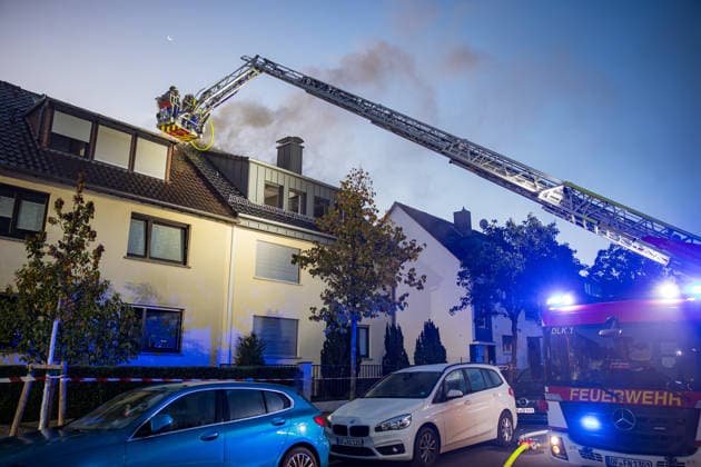 Terrasse in Flammen Feuer greift auf Balkon und Dachstuhl über eine Bewohnerin leicht verletzt Am 07.10.2026 brach auf der Terrasse eines Mehrfamilienhauses in Neu-Isenburg ein Feuer aus. Die Flammen griffen auf einen Balkon im ersten Obergeschoss und anschließend auf den Dachstuhl über. Die Bewohner konnten das Gebäude rechtzeitig verlassen, eine Bewohnerin wurde leicht verletzt und ambulant behandelt. Die Feuerwehr bekämpfte den Brand mit zwei Drehleitern und mehreren Atemschutztrupps. Teile des Daches mussten für die Nachlöscharbeiten geöffnet werden, die Brandursache war zunächst unbekannt. Neu-Isenburg Hessen Deutschland