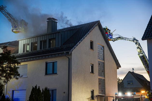 Terrasse in Flammen Feuer greift auf Balkon und Dachstuhl über eine Bewohnerin leicht verletzt Am 07.10.2026 brach auf der Terrasse eines Mehrfamilienhauses in Neu-Isenburg ein Feuer aus. Die Flammen griffen auf einen Balkon im ersten Obergeschoss und anschließend auf den Dachstuhl über. Die Bewohner konnten das Gebäude rechtzeitig verlassen, eine Bewohnerin wurde leicht verletzt und ambulant behandelt. Die Feuerwehr bekämpfte den Brand mit zwei Drehleitern und mehreren Atemschutztrupps. Teile des Daches mussten für die Nachlöscharbeiten geöffnet werden, die Brandursache war zunächst unbekannt. Neu-Isenburg Hessen Deutschland