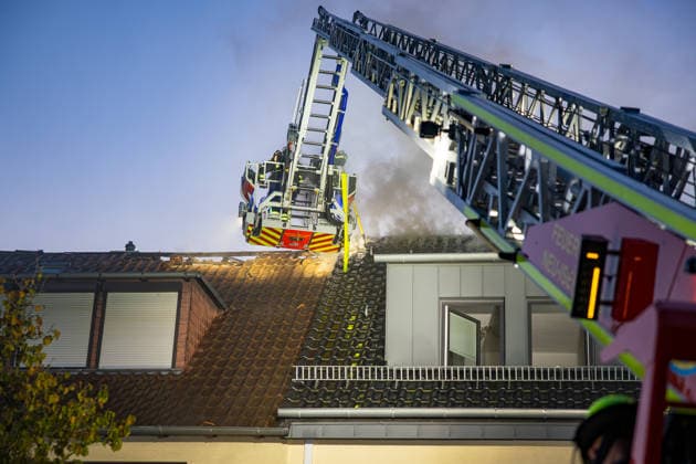 Terrasse in Flammen Feuer greift auf Balkon und Dachstuhl über eine Bewohnerin leicht verletzt Am 07.10.2026 brach auf der Terrasse eines Mehrfamilienhauses in Neu-Isenburg ein Feuer aus. Die Flammen griffen auf einen Balkon im ersten Obergeschoss und anschließend auf den Dachstuhl über. Die Bewohner konnten das Gebäude rechtzeitig verlassen, eine Bewohnerin wurde leicht verletzt und ambulant behandelt. Die Feuerwehr bekämpfte den Brand mit zwei Drehleitern und mehreren Atemschutztrupps. Teile des Daches mussten für die Nachlöscharbeiten geöffnet werden, die Brandursache war zunächst unbekannt. Neu-Isenburg Hessen Deutschland