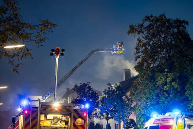 Terrasse in Flammen Feuer greift auf Balkon und Dachstuhl über eine Bewohnerin leicht verletzt Am 07.10.2026 brach auf der Terrasse eines Mehrfamilienhauses in Neu-Isenburg ein Feuer aus. Die Flammen griffen auf einen Balkon im ersten Obergeschoss und anschließend auf den Dachstuhl über. Die Bewohner konnten das Gebäude rechtzeitig verlassen, eine Bewohnerin wurde leicht verletzt und ambulant behandelt. Die Feuerwehr bekämpfte den Brand mit zwei Drehleitern und mehreren Atemschutztrupps. Teile des Daches mussten für die Nachlöscharbeiten geöffnet werden, die Brandursache war zunächst unbekannt. Neu-Isenburg Hessen Deutschland