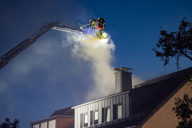 Terrasse in Flammen Feuer greift auf Balkon und Dachstuhl über eine Bewohnerin leicht verletzt Am 07.10.2026 brach auf der Terrasse eines Mehrfamilienhauses in Neu-Isenburg ein Feuer aus. Die Flammen griffen auf einen Balkon im ersten Obergeschoss und anschließend auf den Dachstuhl über. Die Bewohner konnten das Gebäude rechtzeitig verlassen, eine Bewohnerin wurde leicht verletzt und ambulant behandelt. Die Feuerwehr bekämpfte den Brand mit zwei Drehleitern und mehreren Atemschutztrupps. Teile des Daches mussten für die Nachlöscharbeiten geöffnet werden, die Brandursache war zunächst unbekannt. Neu-Isenburg Hessen Deutschland