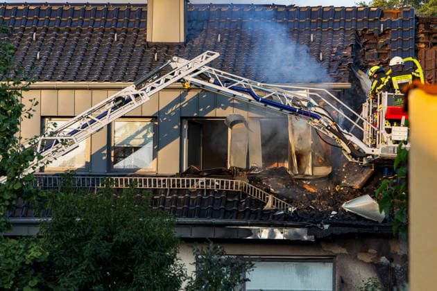 Terrasse in Flammen Feuer greift auf Balkon und Dachstuhl über eine Bewohnerin leicht verletzt Am 07.10.2026 brach auf der Terrasse eines Mehrfamilienhauses in Neu-Isenburg ein Feuer aus. Die Flammen griffen auf einen Balkon im ersten Obergeschoss und anschließend auf den Dachstuhl über. Die Bewohner konnten das Gebäude rechtzeitig verlassen, eine Bewohnerin wurde leicht verletzt und ambulant behandelt. Die Feuerwehr bekämpfte den Brand mit zwei Drehleitern und mehreren Atemschutztrupps. Teile des Daches mussten für die Nachlöscharbeiten geöffnet werden, die Brandursache war zunächst unbekannt. Neu-Isenburg Hessen Deutschland