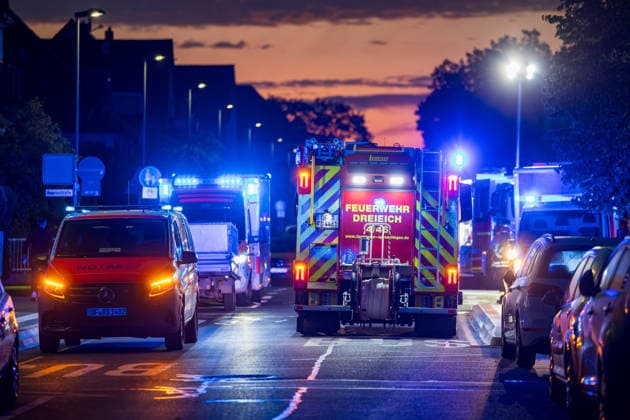 Terrasse in Flammen Feuer greift auf Balkon und Dachstuhl über eine Bewohnerin leicht verletzt Am 07.10.2026 brach auf der Terrasse eines Mehrfamilienhauses in Neu-Isenburg ein Feuer aus. Die Flammen griffen auf einen Balkon im ersten Obergeschoss und anschließend auf den Dachstuhl über. Die Bewohner konnten das Gebäude rechtzeitig verlassen, eine Bewohnerin wurde leicht verletzt und ambulant behandelt. Die Feuerwehr bekämpfte den Brand mit zwei Drehleitern und mehreren Atemschutztrupps. Teile des Daches mussten für die Nachlöscharbeiten geöffnet werden, die Brandursache war zunächst unbekannt. Neu-Isenburg Hessen Deutschland