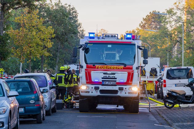 Terrasse in Flammen Feuer greift auf Balkon und Dachstuhl über eine Bewohnerin leicht verletzt Am 07.10.2026 brach auf der Terrasse eines Mehrfamilienhauses in Neu-Isenburg ein Feuer aus. Die Flammen griffen auf einen Balkon im ersten Obergeschoss und anschließend auf den Dachstuhl über. Die Bewohner konnten das Gebäude rechtzeitig verlassen, eine Bewohnerin wurde leicht verletzt und ambulant behandelt. Die Feuerwehr bekämpfte den Brand mit zwei Drehleitern und mehreren Atemschutztrupps. Teile des Daches mussten für die Nachlöscharbeiten geöffnet werden, die Brandursache war zunächst unbekannt. Neu-Isenburg Hessen Deutschland