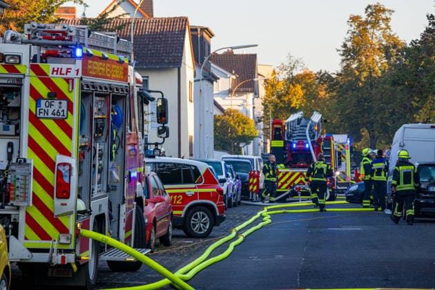 Terrasse in Flammen Feuer greift auf Balkon und Dachstuhl über eine Bewohnerin leicht verletzt Am 07.10.2026 brach auf der Terrasse eines Mehrfamilienhauses in Neu-Isenburg ein Feuer aus. Die Flammen griffen auf einen Balkon im ersten Obergeschoss und anschließend auf den Dachstuhl über. Die Bewohner konnten das Gebäude rechtzeitig verlassen, eine Bewohnerin wurde leicht verletzt und ambulant behandelt. Die Feuerwehr bekämpfte den Brand mit zwei Drehleitern und mehreren Atemschutztrupps. Teile des Daches mussten für die Nachlöscharbeiten geöffnet werden, die Brandursache war zunächst unbekannt. Neu-Isenburg Hessen Deutschland