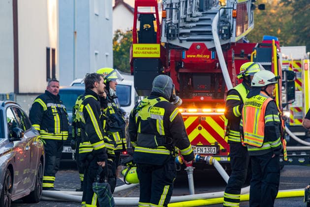Terrasse in Flammen Feuer greift auf Balkon und Dachstuhl über eine Bewohnerin leicht verletzt Am 07.10.2026 brach auf der Terrasse eines Mehrfamilienhauses in Neu-Isenburg ein Feuer aus. Die Flammen griffen auf einen Balkon im ersten Obergeschoss und anschließend auf den Dachstuhl über. Die Bewohner konnten das Gebäude rechtzeitig verlassen, eine Bewohnerin wurde leicht verletzt und ambulant behandelt. Die Feuerwehr bekämpfte den Brand mit zwei Drehleitern und mehreren Atemschutztrupps. Teile des Daches mussten für die Nachlöscharbeiten geöffnet werden, die Brandursache war zunächst unbekannt. Neu-Isenburg Hessen Deutschland