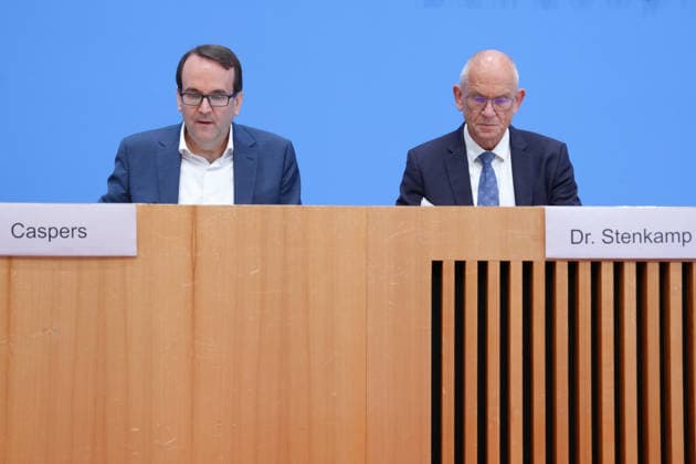 Bundespressekonferenz, Vorstellung der Studie zur Sicherheit von Kuenstlicher Intelligenz in der deutschen Wirtschaft Thomas Caspers gemeinsam mit Dr. Dirk Stenkamp bei der Vorstellung der Studie zur Sicherheit von Kuenstlicher Intelligenz in der deutschen Wirtschaft. Risiken, KI-Sicherheitsvorfaelle und Schutzmaßnahmen in der Bundespressekonferenz, Berlin, 07.10.2026 Berlin Berlin Deutschland
