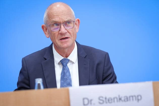 Bundespressekonferenz, Vorstellung der Studie zur Sicherheit von Kuenstlicher Intelligenz in der deutschen Wirtschaft Dr. Dirk Stenkamp bei der Vorstellung der Studie zur Sicherheit von Kuenstlicher Intelligenz in der deutschen Wirtschaft. Risiken, KI-Sicherheitsvorfaelle und Schutzmaßnahmen in der Bundespressekonferenz, Berlin, 07.10.2026 Berlin Berlin Deutschland