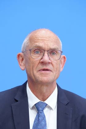 Bundespressekonferenz, Vorstellung der Studie zur Sicherheit von Kuenstlicher Intelligenz in der deutschen Wirtschaft Dr. Dirk Stenkamp im Portrait bei der Vorstellung der Studie zur Sicherheit von Kuenstlicher Intelligenz in der deutschen Wirtschaft. Risiken, KI-Sicherheitsvorfaelle und Schutzmaßnahmen in der Bundespressekonferenz, Berlin, 07.10.2026 Berlin Berlin Deutschland